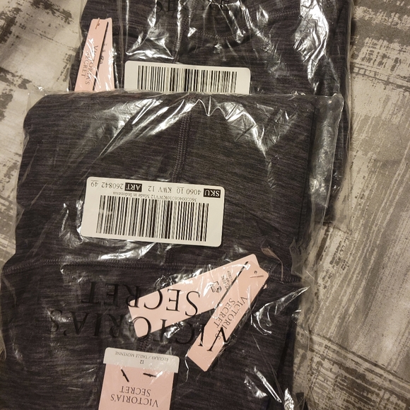2 pairs VICTORIA'S SECRET Essential Pocket Legging - Picture 4 of 4